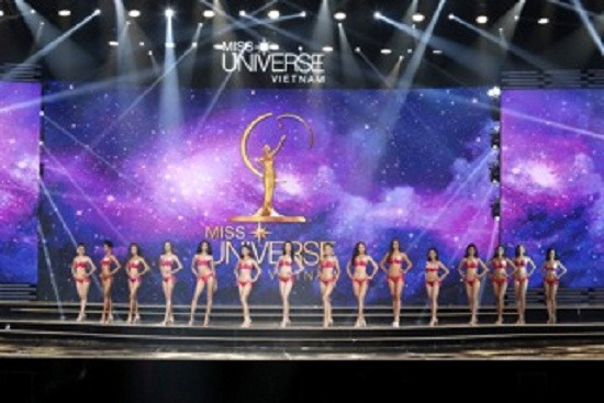 …và “bốc lửa” trong phần thi Bikini