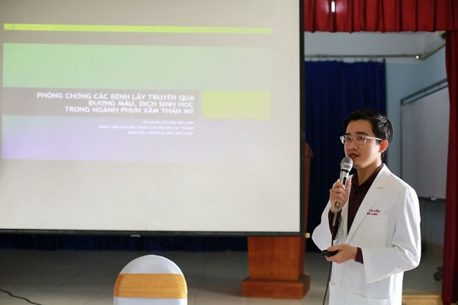 Bác sĩ Bùi Văn Linh giảng bài Bác sĩ Bùi Văn Linh giảng bài