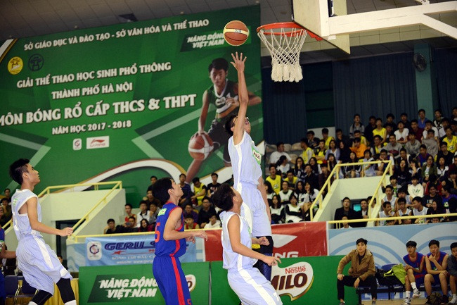 Những pha bóng của các trận đấu trong ngày thi đấu đầu tiên Những pha bóng của các trận đấu trong ngày thi đấu đầu tiên