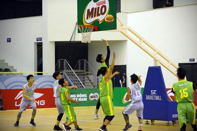 Một pha bóng của trận đấu trong ngày thi đấu đầu tiên Một pha bóng của trận đấu trong ngày thi đấu đầu tiên