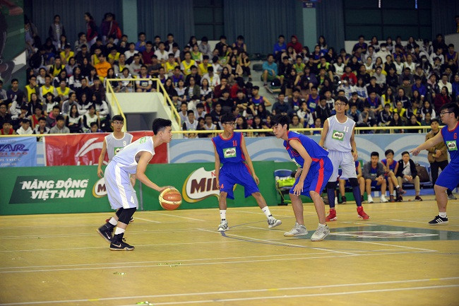 Pha bóng của trận đấu trong ngày thi đấu đầu tiên Pha bóng của trận đấu trong ngày thi đấu đầu tiên