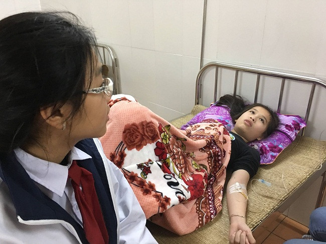 Hàng chục học sinh cùng cô giáo bị ngộ độc do hít phải khí độc