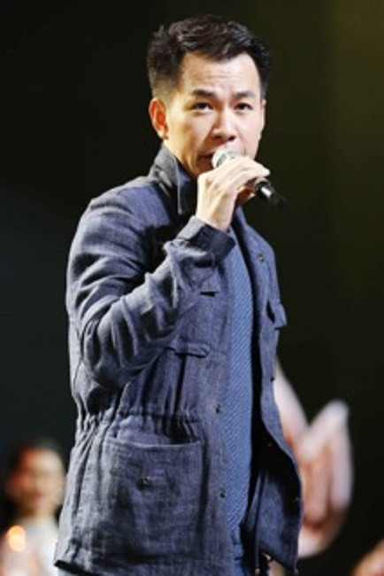 Ca sỹ Hồ Trung Dũng với ‘Hello Vietnam”