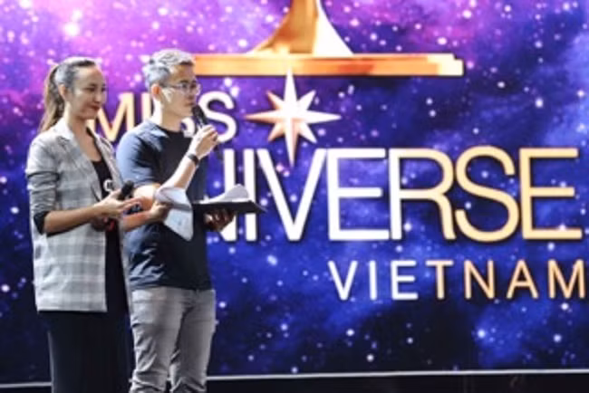 Dẫn chương trình đêm chung kết hoa hậu hoàn vũ Việt Nam 2017: Hoa hậu Ngọc Diễm – MC Đức Bảo