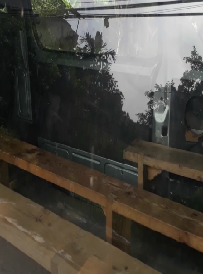 Xe được tháo ghế theo thiết kế để lắp băng ghế gỗ nhằm tăng chỗ ngồi để nhồi nhét được nhiều học sinh trong mỗi chuyến