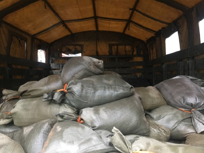 Rất nhiều đầu đạn được đơn vị công binh thu gom cho lên xe ô tô tải mang đi xử lý. Ảnh theo Dântri.