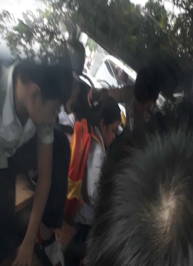 Học sinh chen chúc lên xe