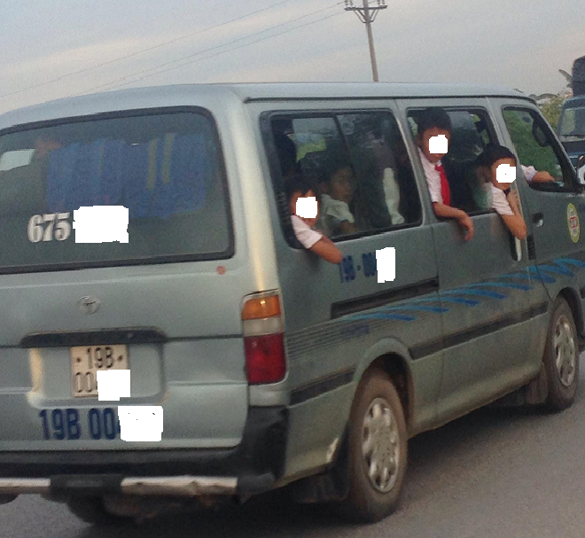 "Nhồi nhét" đầy học sinh, nhưng chiếc xe này vẫn chạy ra quốc lộ chứ không chỉ đi trong đường làng