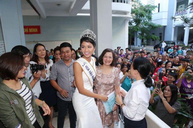 Gặp lại các thầy cô trong sự chào đón nồng nhiệt