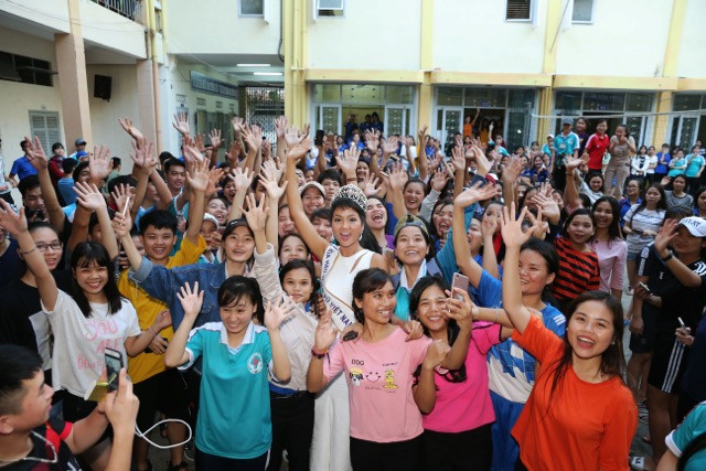 “Học sinh cũ” trong vòng tay các em học sinh và thầy cô.