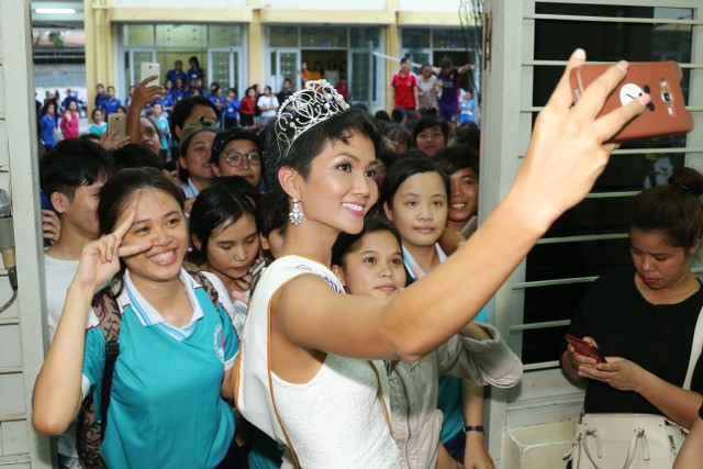 Đi thăm quan trường, selfie cùng các em học sinh