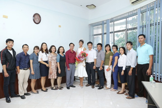 Chup hình lưu niệm cùng các thầy cô