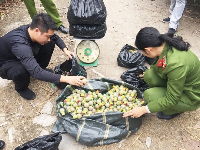  Lực lượng chức năng đang kiểm tra số lượng pháo nổ trái phép