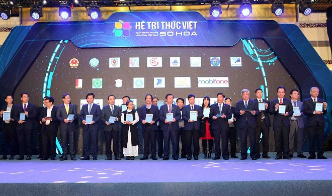 Sau lễ khởi động, đại diện các tổ chức, cộng đồng và cá nhân ký kết đóng góp vào hệ tri thức Việt số hoá Sau lễ khởi động, đại diện các tổ chức, cộng đồng và cá nhân ký kết đóng góp vào hệ tri thức Việt số hoá