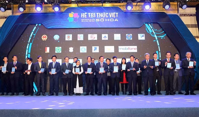 Sau lễ khởi động, đại diện các tổ chức, cộng đồng và cá nhân ký kết đóng góp vào hệ tri thức Việt số hoá