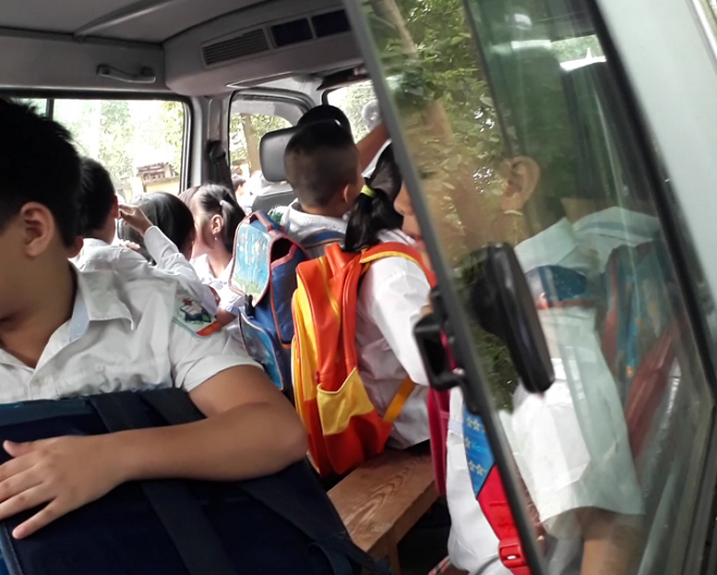 Học sinh được "nhồi nhét" trên chiếc xe cũ nát ở trường tiểu học Tân Quang (xã Tân Quang, Văn Lâm, Hưng Yên)