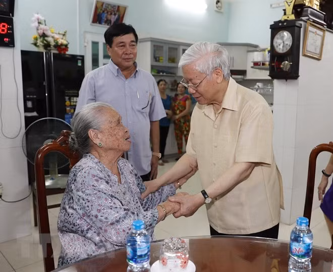 Tổng Bí thư Nguyễn Phú Trọng thăm, tặng quà Mẹ Việt Nam Anh hùng Lê Thị Tải. (Ảnh: Trí Dũng/TTXVN)