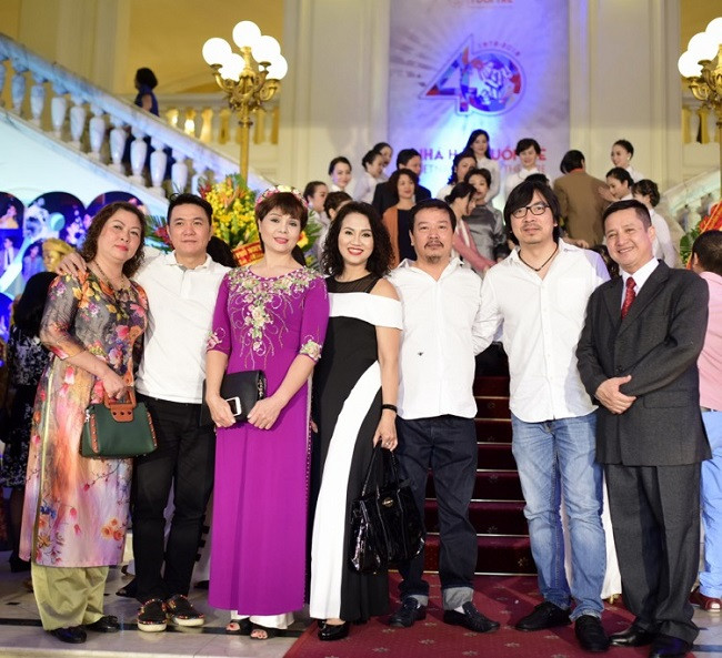 NSND Chí Trung (ngoài cùng bên phải) – Giám đốc nhà hát Tuổi trẻ. NSND Chí Trung (ngoài cùng bên phải) – Giám đốc nhà hát Tuổi trẻ.