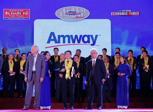 Ông Huỳnh Thiên Triều – Phó Tổng Giám Đốc Amway Việt Nam nhận Giải thưởng Rồng Vàng 2017-2018