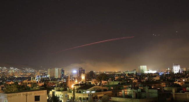 Tên lửa phòng không Syria đáp trả cuộc tấn công. Ảnh: Sputnik Tên lửa phòng không Syria đáp trả cuộc tấn công. Ảnh: Sputnik