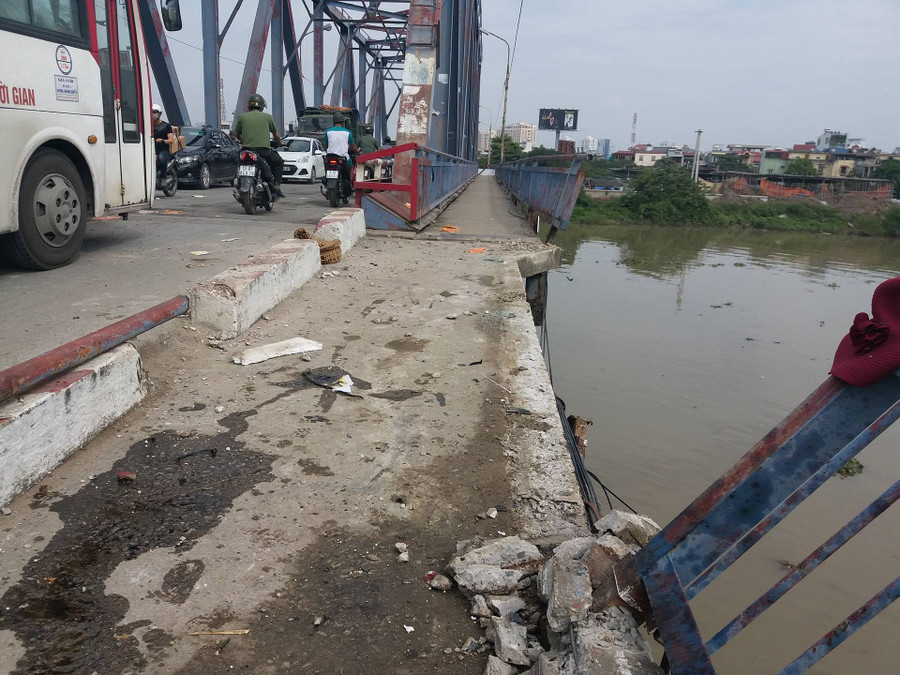 Hàng chục mét thành cầu bị xe húc tung Hàng chục mét thành cầu bị xe húc tung