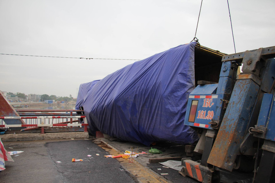 Chiếc xe lật ngang giữa mặt cầu Rào gây ùn tắc giao thông Chiếc xe lật ngang giữa mặt cầu Rào gây ùn tắc giao thông