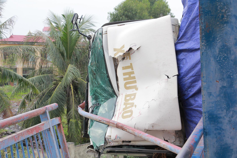 Xe ô tô lật ngang bên lái, phần đầu xe nằm chênh vênh ngoài thành cầu Xe ô tô lật ngang bên lái, phần đầu xe nằm chênh vênh ngoài thành cầu