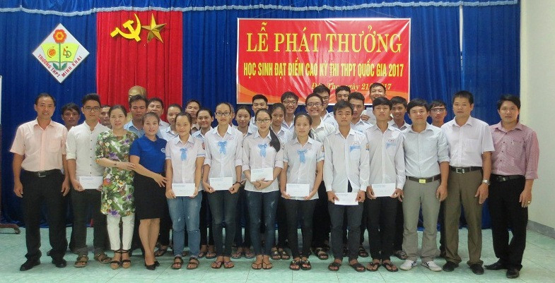 BGH trường THPT Nguyễn Thị Minh Khai cũng giành nhiều phần thưởng xứng đáng khích lệ, vinh danh các học sinh học giỏi, đạt giải cao tại các kỳ thi. BGH trường THPT Nguyễn Thị Minh Khai cũng giành nhiều phần thưởng xứng đáng khích lệ, vinh danh các học sinh học giỏi, đạt giải cao tại các kỳ thi.