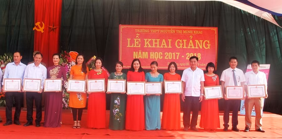 BGH trường THPT Nguyễn Thị Minh Khai luôn giành sự động viên và những phần thưởng xứng đáng tạo phong trào thi đua đoàn kết, dạy học trong nhà trường.