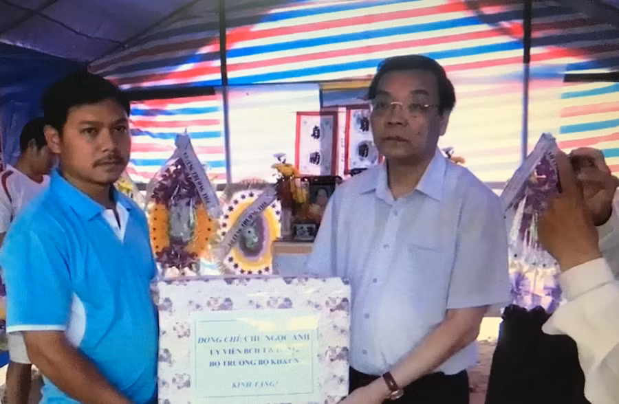 Bộ trưởng Bộ KH&CN Chu Ngọc Anh đã trực tiếp đến huyện Bắc Trà My – tỉnh Quảng Nam để thăm hỏi, động viên, chia sẻ với đồng bào vùng bị lũ lụt