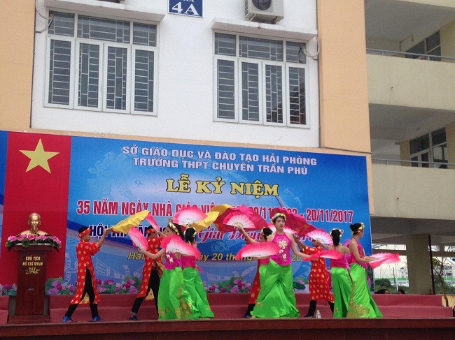 Tiết mục văn nghệ chào mừng ngày Nhà giáo Việt Nam của trường THPT chuyên Trần Phú. ảnh Lê Quyết Cường