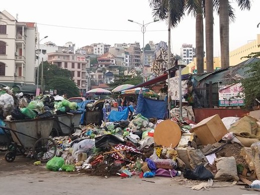Không có nơi đổ, rác được chất đống ngay cổng chợ Vườn Đào Không có nơi đổ, rác được chất đống ngay cổng chợ Vườn Đào
