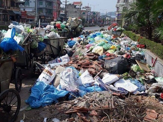 Rác ngổn ngan trong khu dân cư Rác ngổn ngan trong khu dân cư