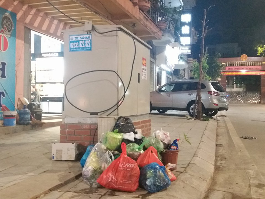 Rác để ngay trước cửa nhà dân Rác để ngay trước cửa nhà dân