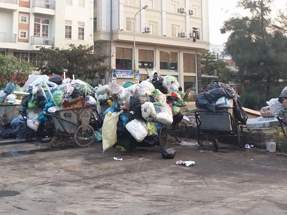 Rác chình ình ngay cạnh khách sạn thuộc Bãi Cháy