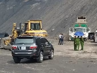 Công an phát hiện 2 xe đổ rác thải tại khu vực khai trường thuộc công ty Cổ phần than Núi Béo