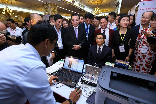 Phó Thủ tướng Chính phủ Vũ Đức Đam- Bộ trưởng Chu Ngọc Anh- Thứ trưởng Trần Văn Tùng và các đại biểu tham quan gian hàng