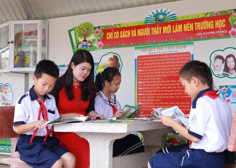 Thư viện xanh không chỉ là nơi giúp ích cho học sinh mà cũng là nơi cô và trò trao đổi kiến thức thông qua sách và tài liệu.