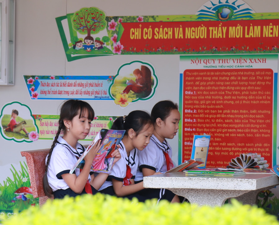 Mỗi giờ ra chơi rất nhiều học sinh tự giác tìm kiếm kiến thức qua tài liệu và những câu chuyện cổ tích.