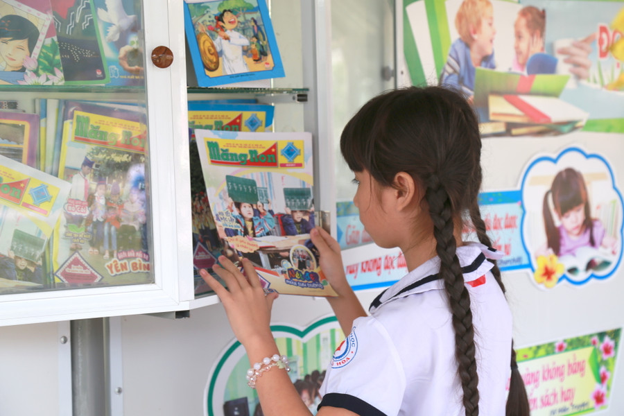 Học sinh tìm kiếm tài liệu, sách báo cho mình từ thư viên tiện lợi này.