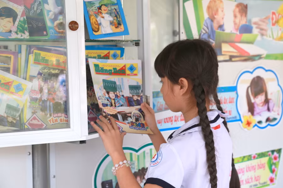 Học sinh tìm kiếm tài liệu, sách báo cho mình từ thư viên tiện lợi này.