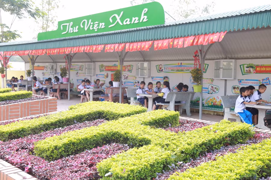 Toàn cảnh thư viện xanh được xây dựng từ nguồn xã hội hoá của trường Tiều học Cảnh Hoá.