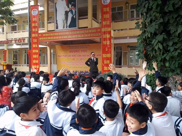 Các bạn trẻ sôi nổi tham gia ý kiến