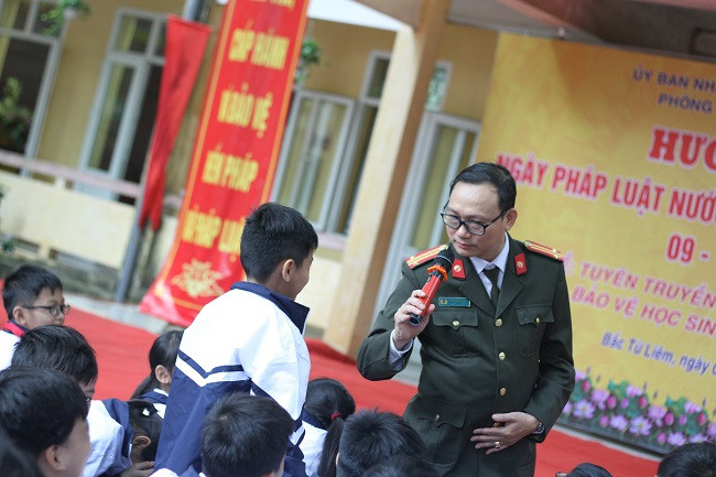 Các em học sinh đều rất hứng thú tham gia bày tỏ ý kiến về các vấn đề mà ông Đào Trung Hiếu đưa ra