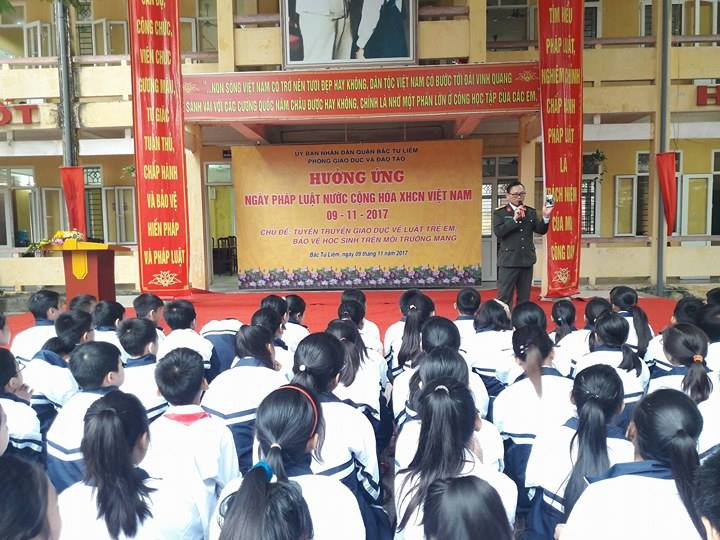 Dù trời mưa nhưng các em đều rất hứng thú lắng nghe kiến thức về pháp luật, kĩ năng sống của vị khách mời Đào Trung Hiếu