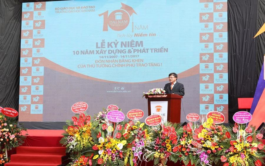 TS. Lê Đắc Sơn - Chủ tịch HĐQT Đại Học Đai Nam đọc diễn văn ôn lại truyền thống 10 năm xây dựng và phát triển nhà trường