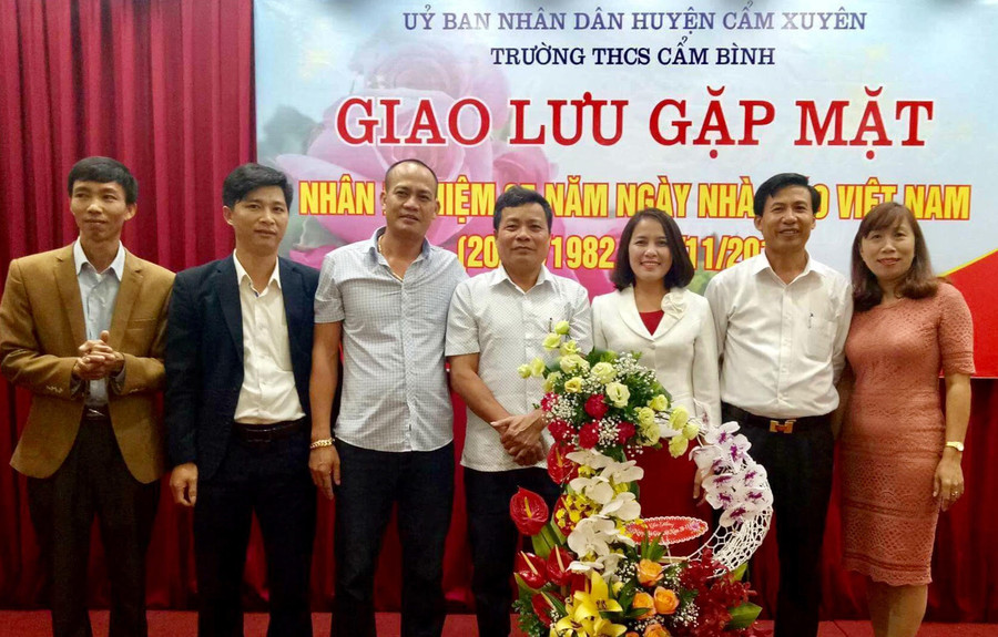 BGH trường THCS Cẩm Bình thường xuyên tổ chức các hoạt động nhằm gắt kết và sự đoàn kết đã giúp cho sự phát triển bền vững của trường. BGH trường THCS Cẩm Bình thường xuyên tổ chức các hoạt động nhằm gắt kết và sự đoàn kết đã giúp cho sự phát triển bền vững của trường.