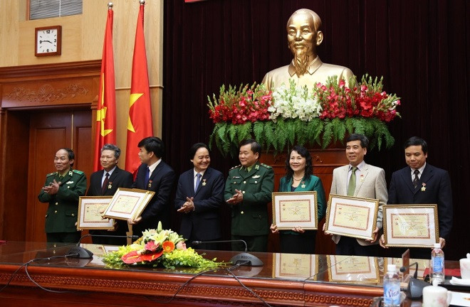 Bộ Tư lệnh BĐBP đã tặng Kỷ niệm chương Vì chủ quyền An ninh biên giới cho các cá nhân tiêu biểu của Bộ GDĐT Bộ Tư lệnh BĐBP đã tặng Kỷ niệm chương Vì chủ quyền An ninh biên giới cho các cá nhân tiêu biểu của Bộ GDĐT