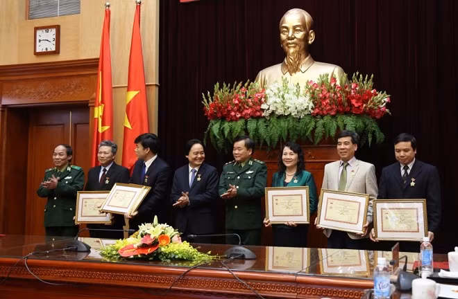 Bộ Tư lệnh BĐBP đã tặng Kỷ niệm chương Vì chủ quyền An ninh biên giới cho các cá nhân tiêu biểu của Bộ GDĐT Bộ Tư lệnh BĐBP đã tặng Kỷ niệm chương Vì chủ quyền An ninh biên giới cho các cá nhân tiêu biểu của Bộ GDĐT