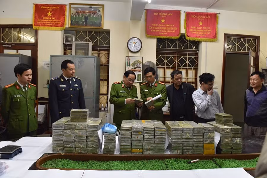 Lực lượng chức năng kiểm tra tang vật của chuyên án 118B thu giữ 288 bánh heroin.